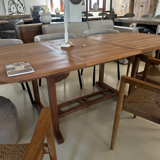 Extendable garden table