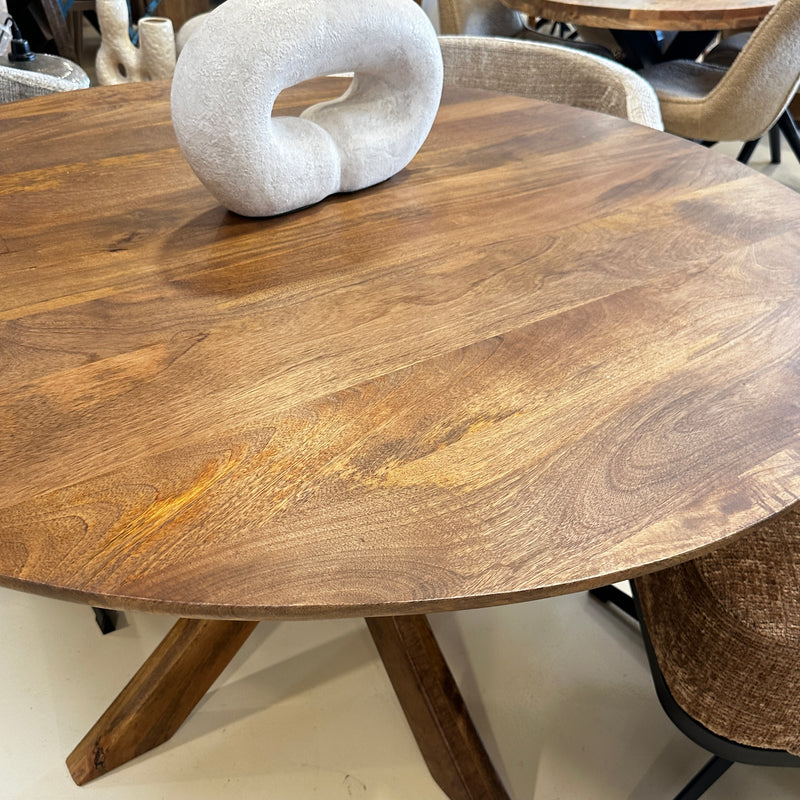 Dining round, wooden leg