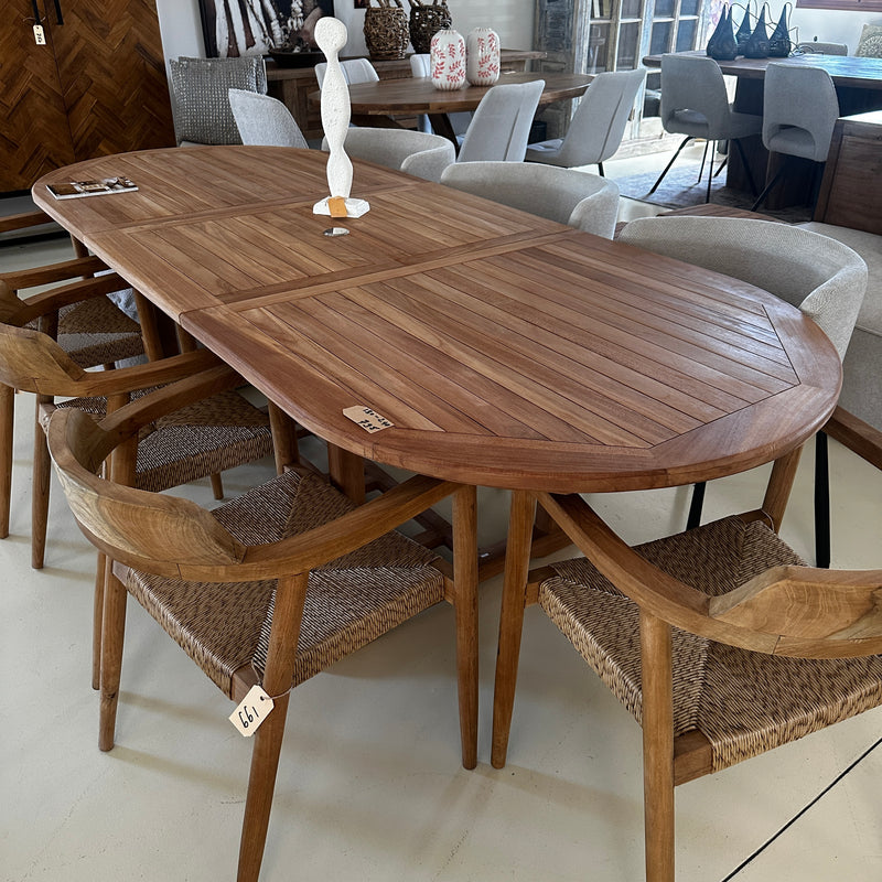 Extendable garden table