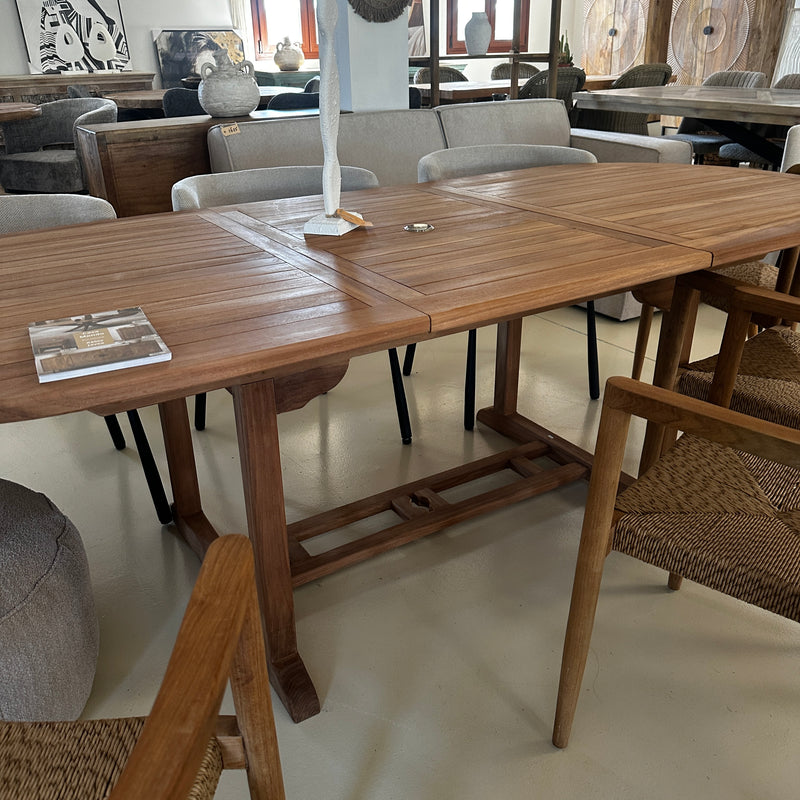 Extendable garden table